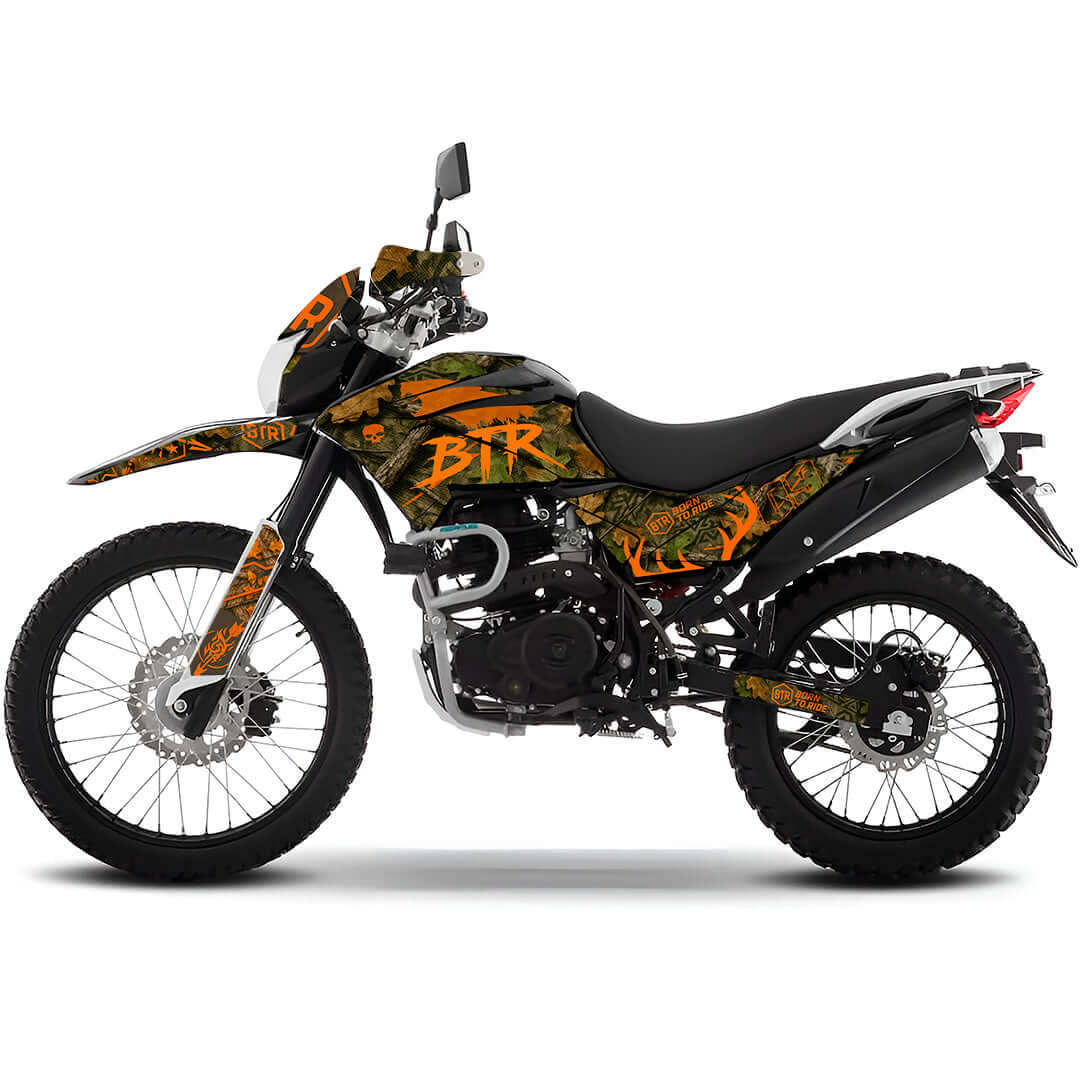 "Sticker BTR King of Hunters para Italika DM250, DM200, Xeverus y Cross Max. Diseño camuflaje premium, resistente y personalizable para terreno rudo." – Kit de calcas premium para moto BTR