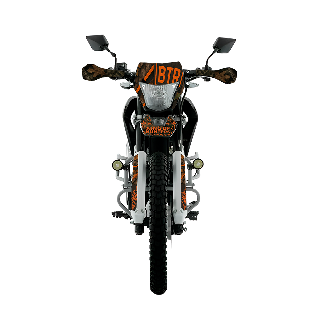 "Sticker BTR King of Hunters para Italika DM250, DM200, Xeverus y Cross Max. Diseño camuflaje premium, resistente y personalizable para terreno rudo." – Kit de calcas premium para moto BTR