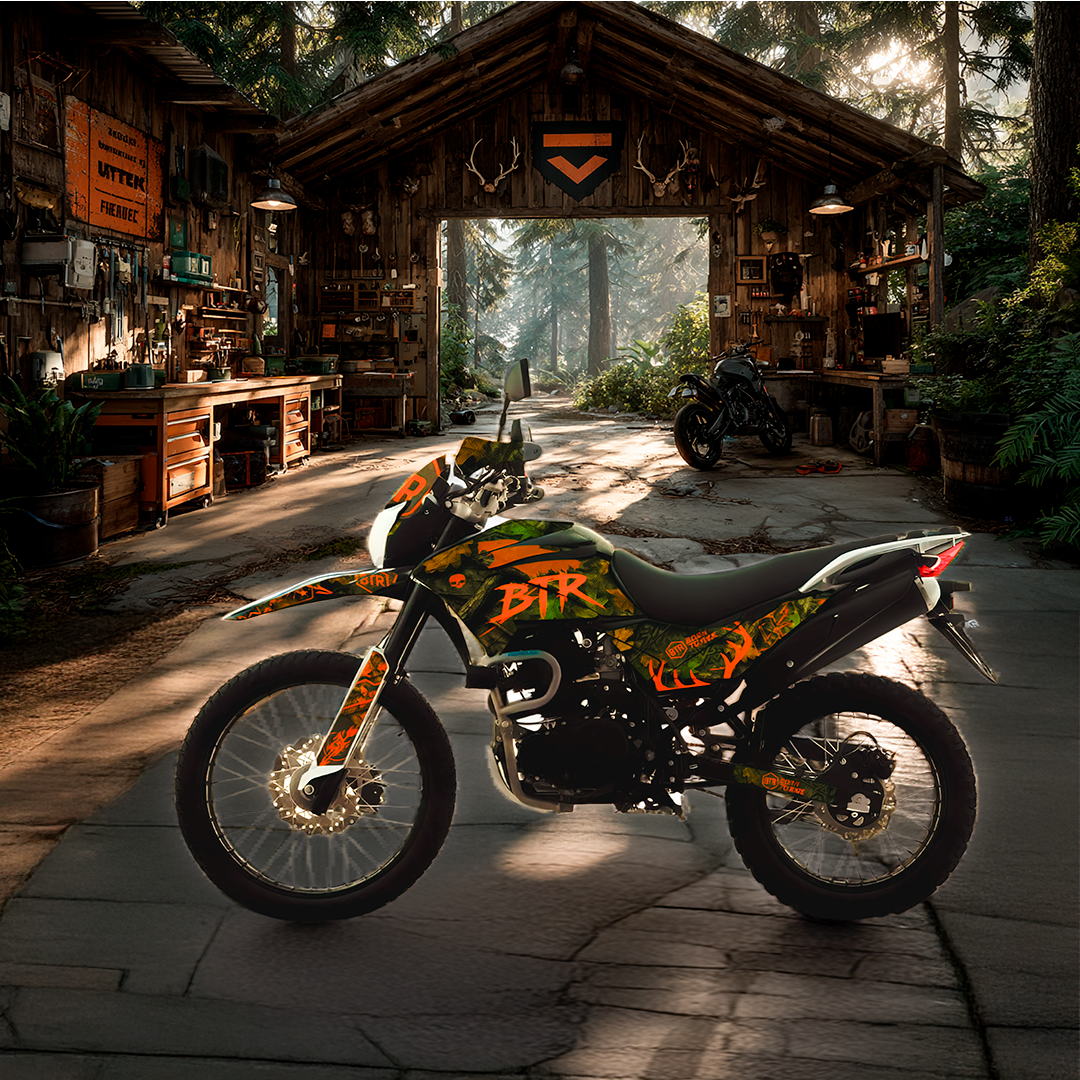 "Sticker BTR King of Hunters para Italika DM250, DM200, Xeverus y Cross Max. Diseño camuflaje premium, resistente y personalizable para terreno rudo." – Kit de calcas premium para moto BTR